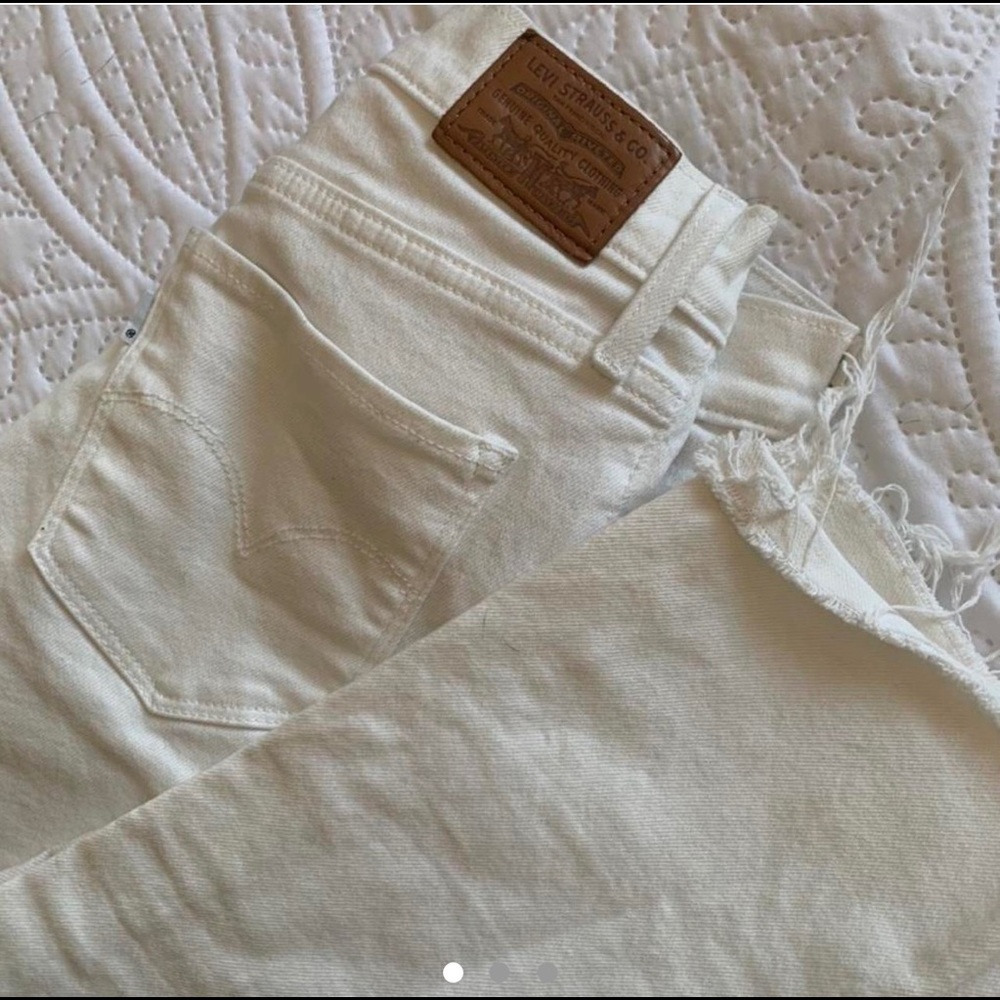 White Levi’s Frayed Edge Jeans